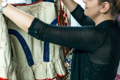 Nastrój-się-na-strój_Anna-Świętek-prezentuje-wnętrze-kubraka_fot.-Dorota-Omylska-Bielat