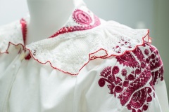 Nastrój-się-na-strój_rękaw-i-kołnierzyk-koszuli_Kurpie_fot.-Dorota-Omylska-Bielat